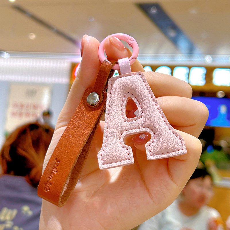 Wholesale Custom Creative Leather A-Z Letter Keychain Pendant Car Keychain Bag Accessories PU 26 letter pendant jewelry gifts