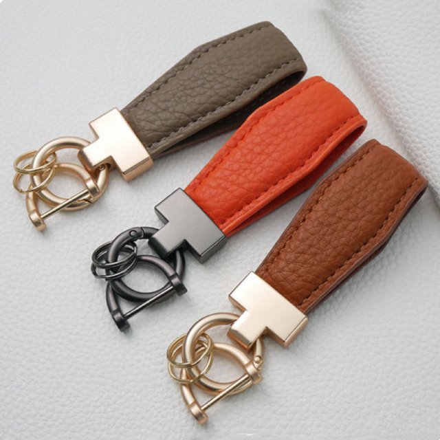 First layer calfskin car keychain Fashion leather keychain ring Alloy pendant Creative men's and women's leather lanyard