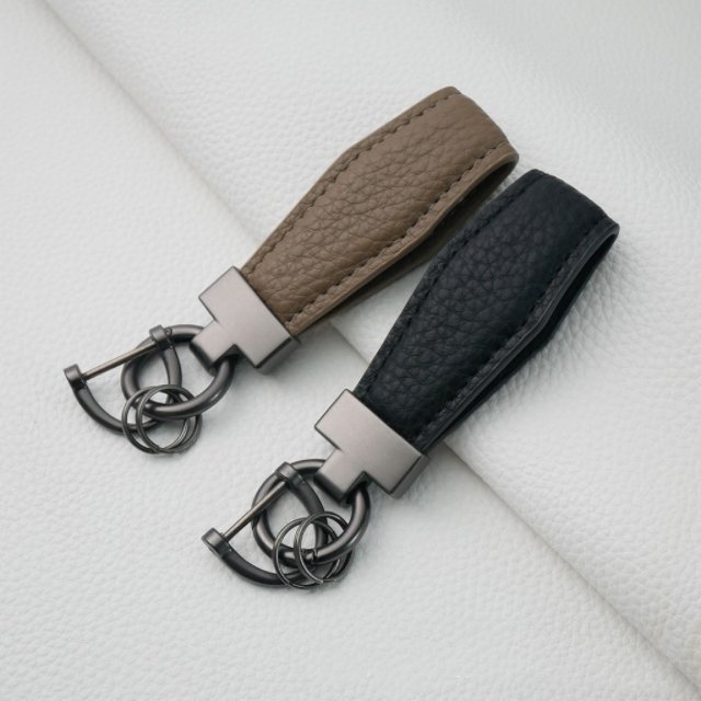 First layer calfskin car keychain Fashion leather keychain ring Alloy pendant Creative men's and women's leather lanyard