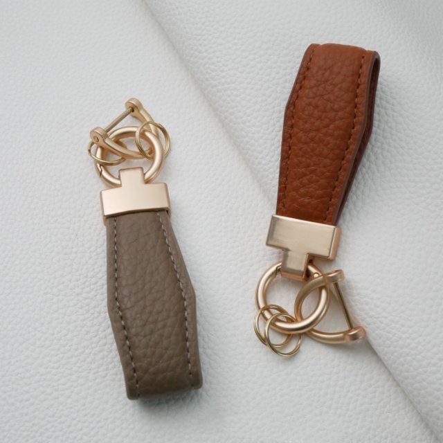 First layer calfskin car keychain Fashion leather keychain ring Alloy pendant Creative men's and women's leather lanyard