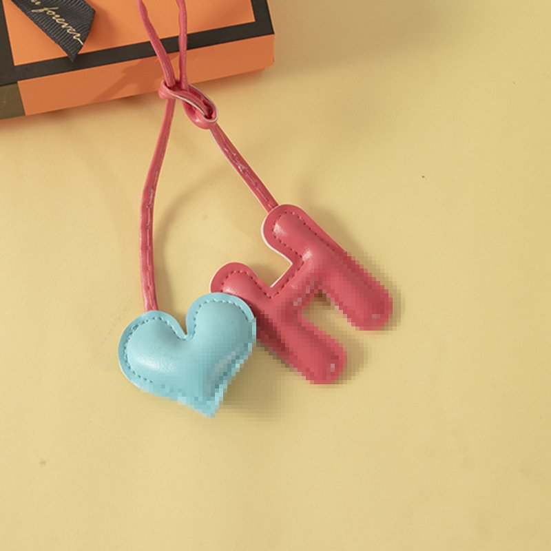 New leather shape heart alphabet letter key chain pendant ornament luxury car keychain accessories designer bag charms
