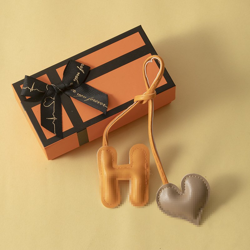 New leather shape heart alphabet letter key chain pendant ornament luxury car keychain accessories designer bag charms