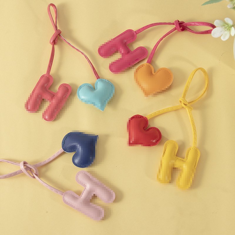 New leather shape heart alphabet letter key chain pendant ornament luxury car keychain accessories designer bag charms