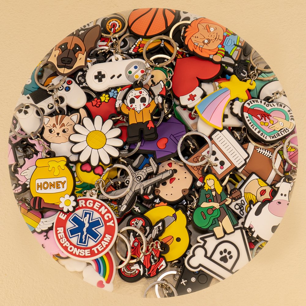 wholesale rubber keychains hot sale anime figure custom keyring friends Cartoon animal dog cat key holder fit fans souvenir gift