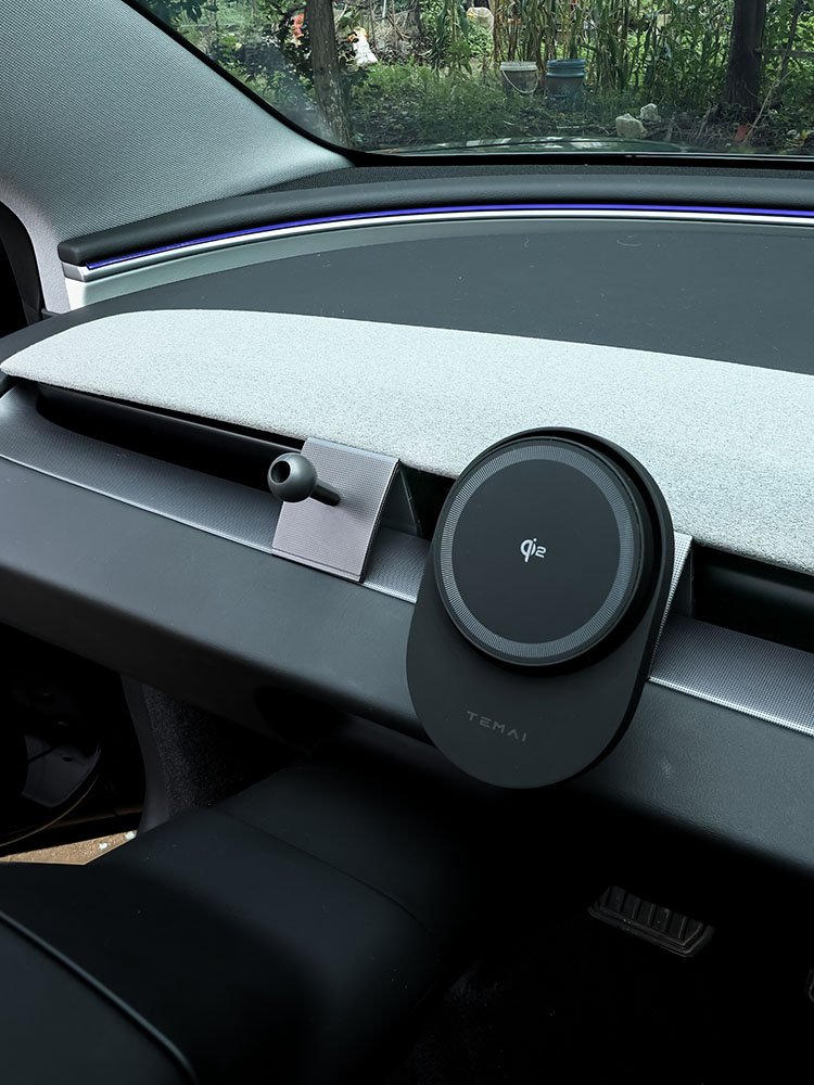 Wholesale high quality for tesla model y easy installation Charging safety 15W Mobile Holder For Car