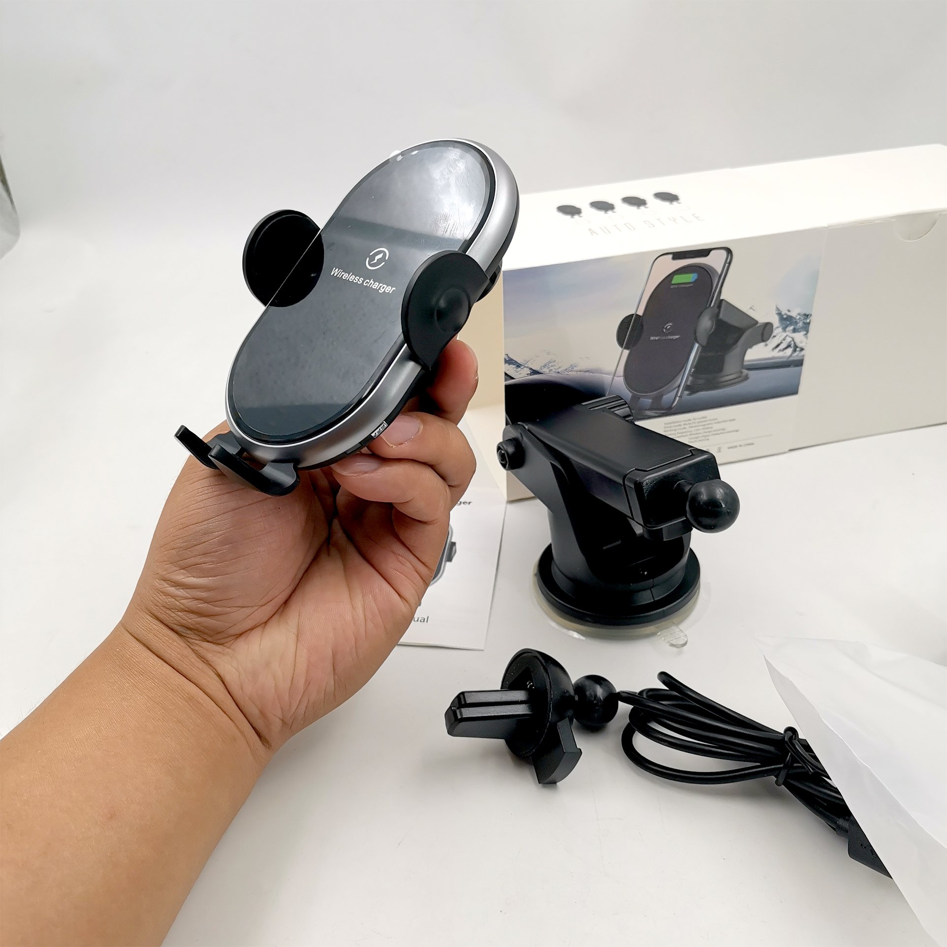 Advanced technology low price R3 15W smart sensor wireless charger car holder auto clamping phone holder car wireless charger
