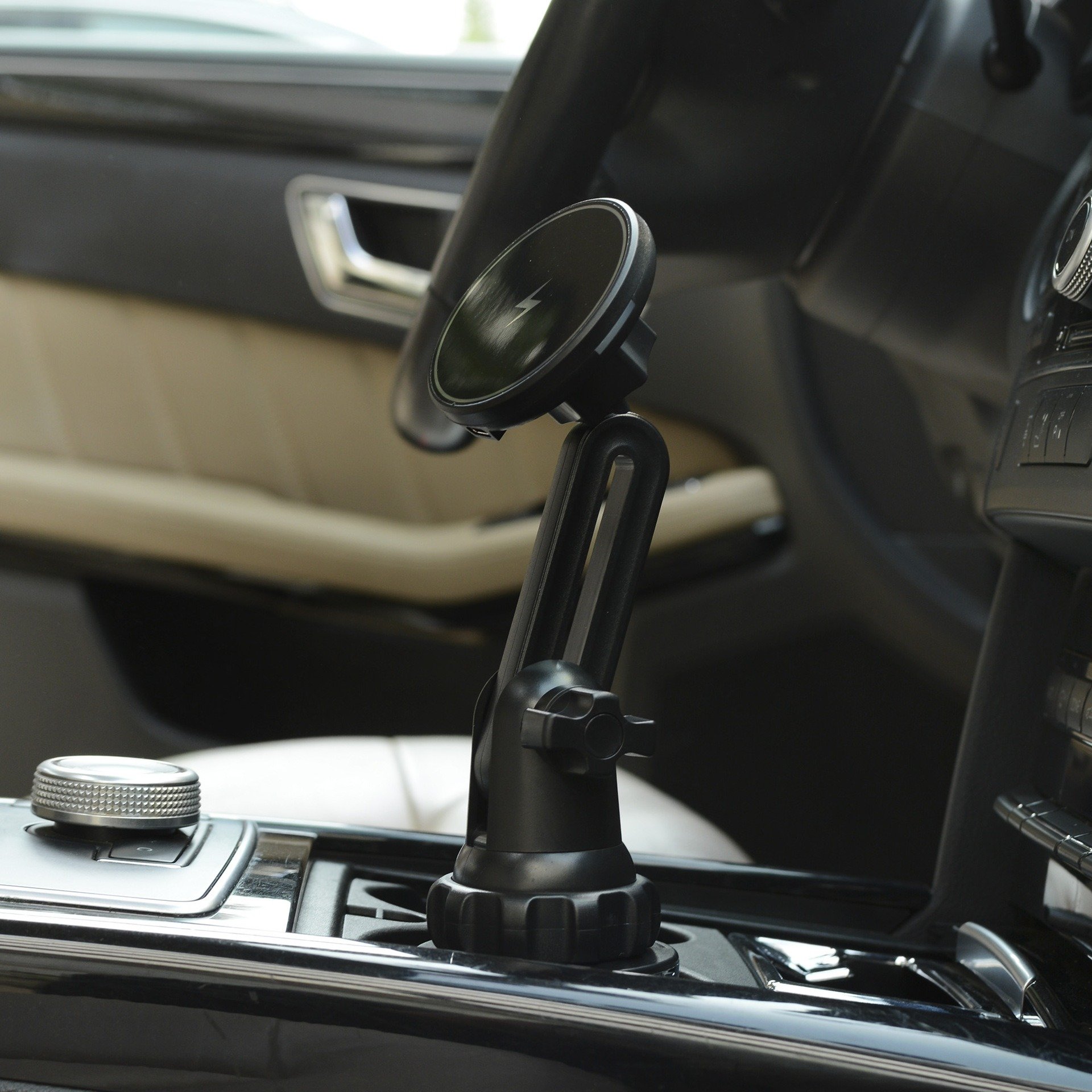 The new car cup holder magnetic charging stand 15W wireless fast charging cross-border e-commerce sales