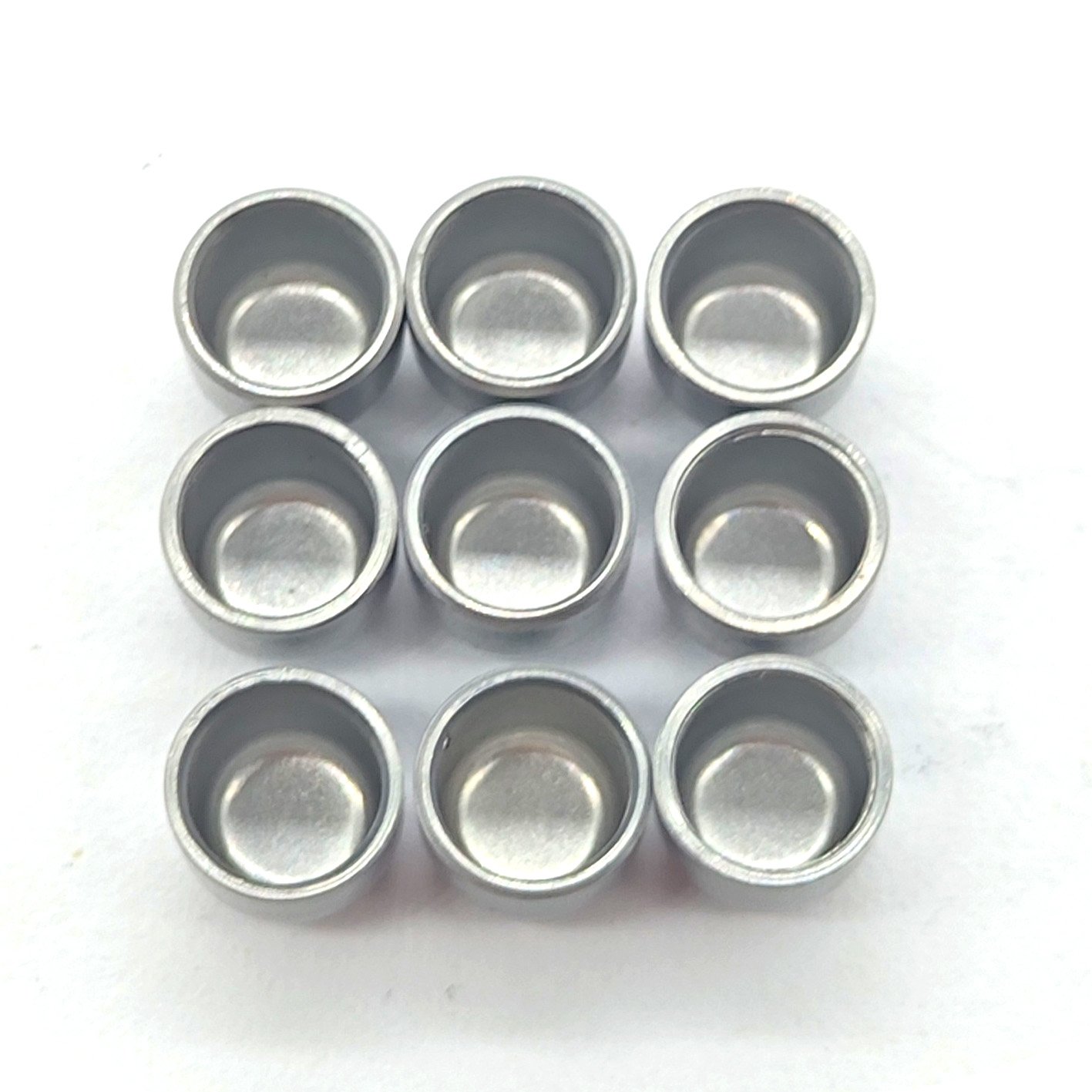 A Large Number Of Low-priced Customized Screws And Bolts With Blue-white Zinc Plating Made By CNC Machining.