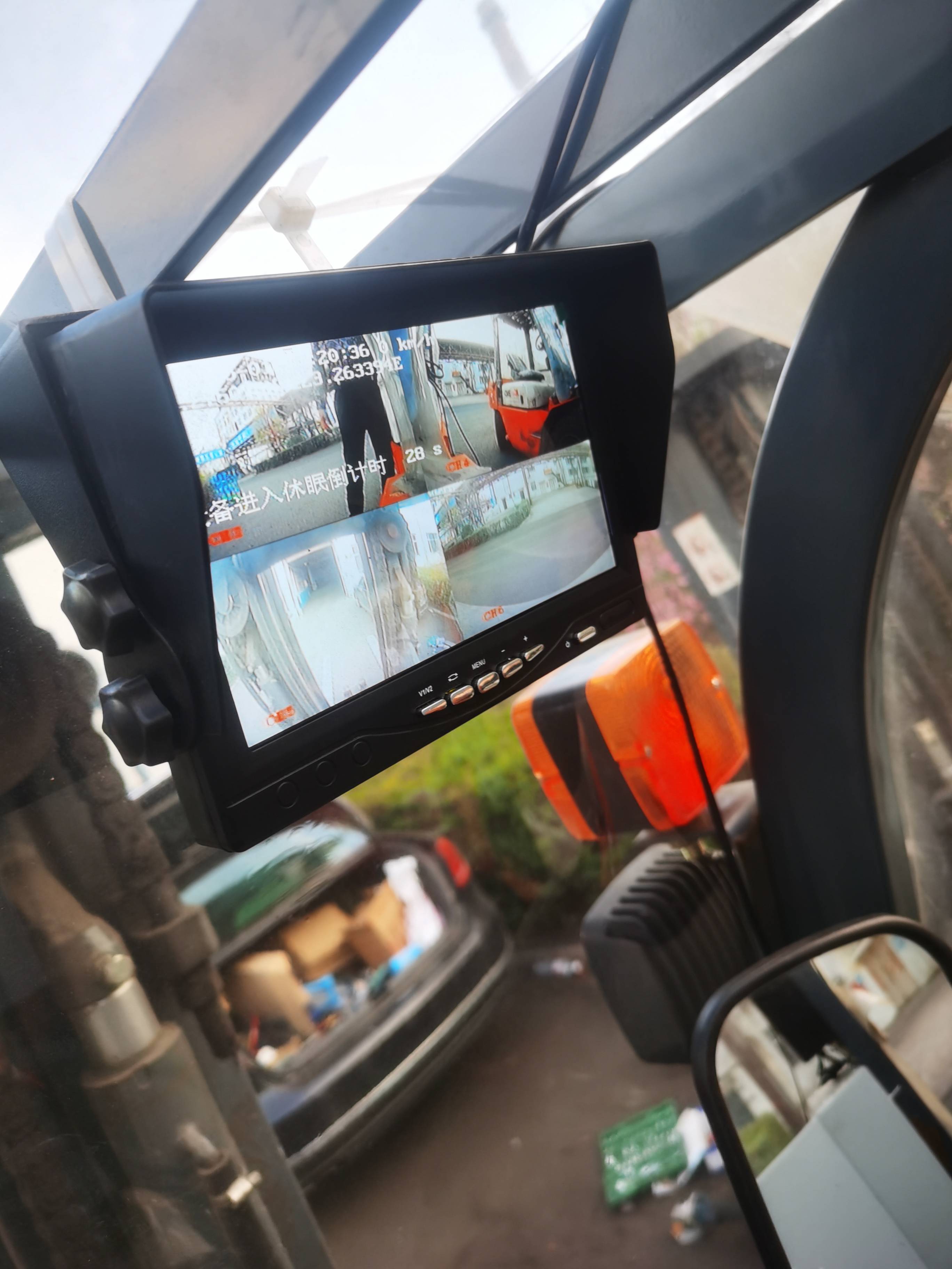 Engineering vehicle forklift roller loader automatic collision car cat automatic active braking system
