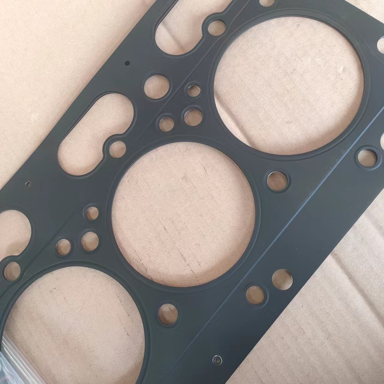 High quality auto parts Yuchai engine parts cylinder head gasket J2000-1003001A-C64