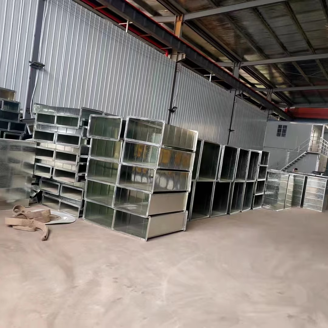 Installation of a large-scale smoke-smoke-deficit in the long-salt kitchen, with a moving fan and a gas fan restaurant