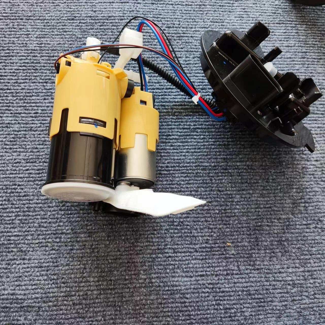 Suitable for Mercedes-Benz W253 W213 W205 GLC350 GLC300 E400 E450 E300 C400 C300 C250 2054701594 Right fuel pump level sensor