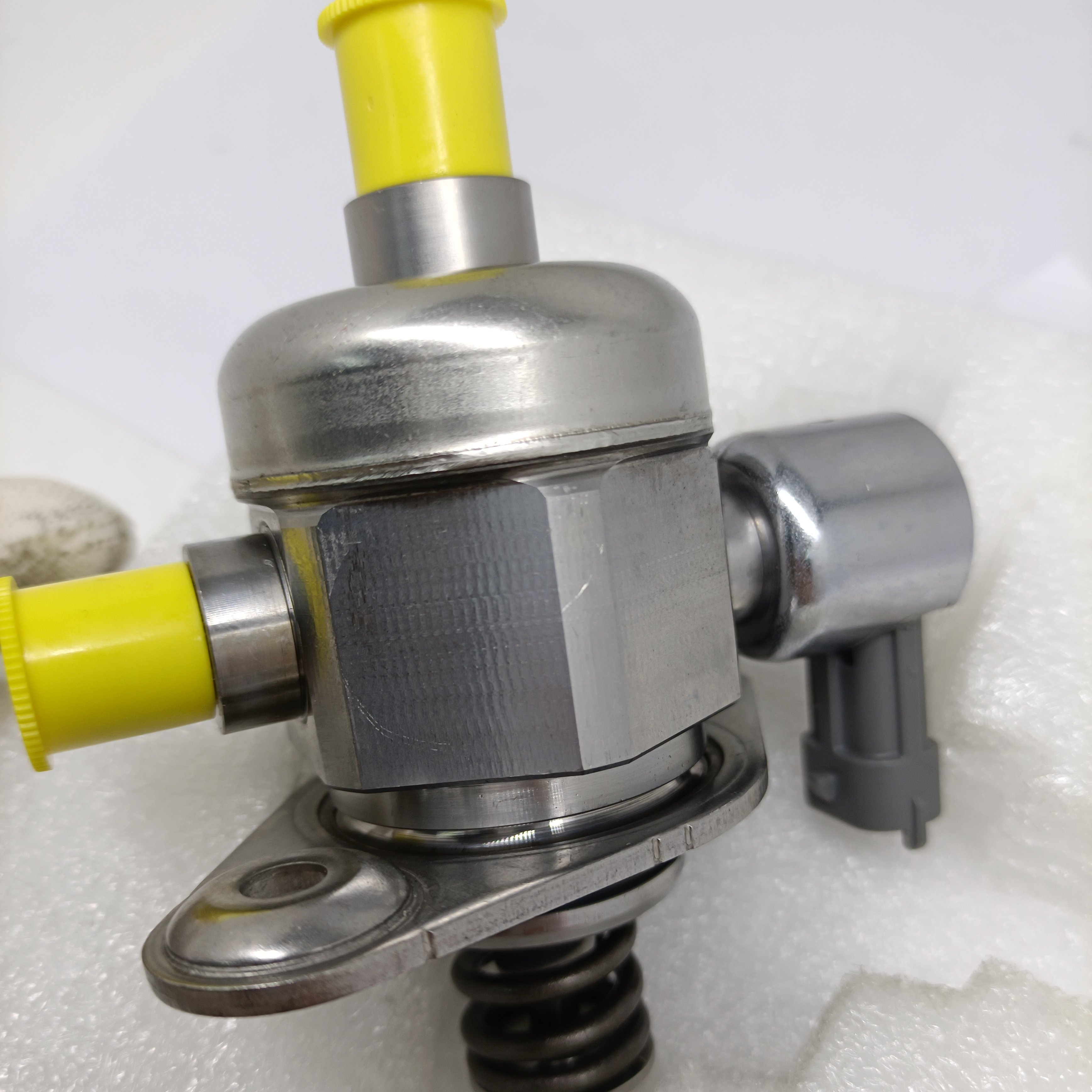 High Pressure Fuel Pump for Buicks Enclave Chevrolets Traverse GMCS Acadia 3.6L V6 12614934, 12639260, 12634492, 12647344