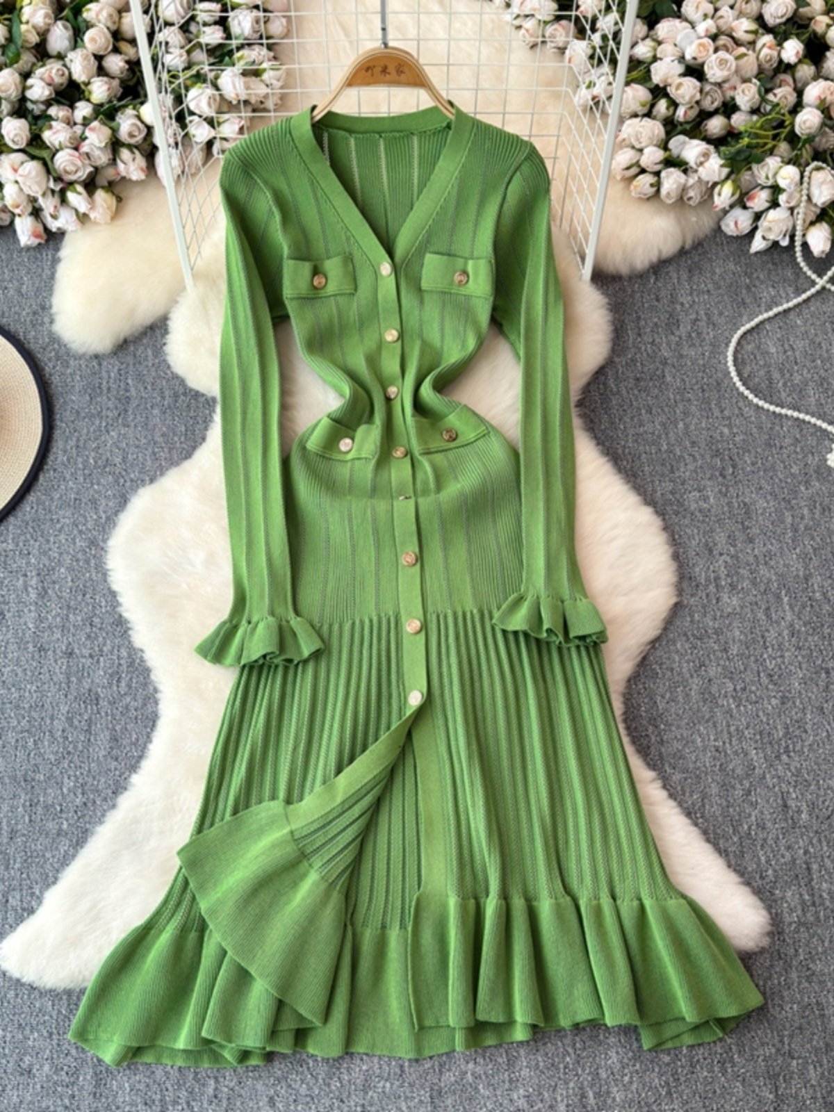 Autumn and winter new French style socialite high-end knitted dress, women's waist cinching slimming ruffle edge sweater dress