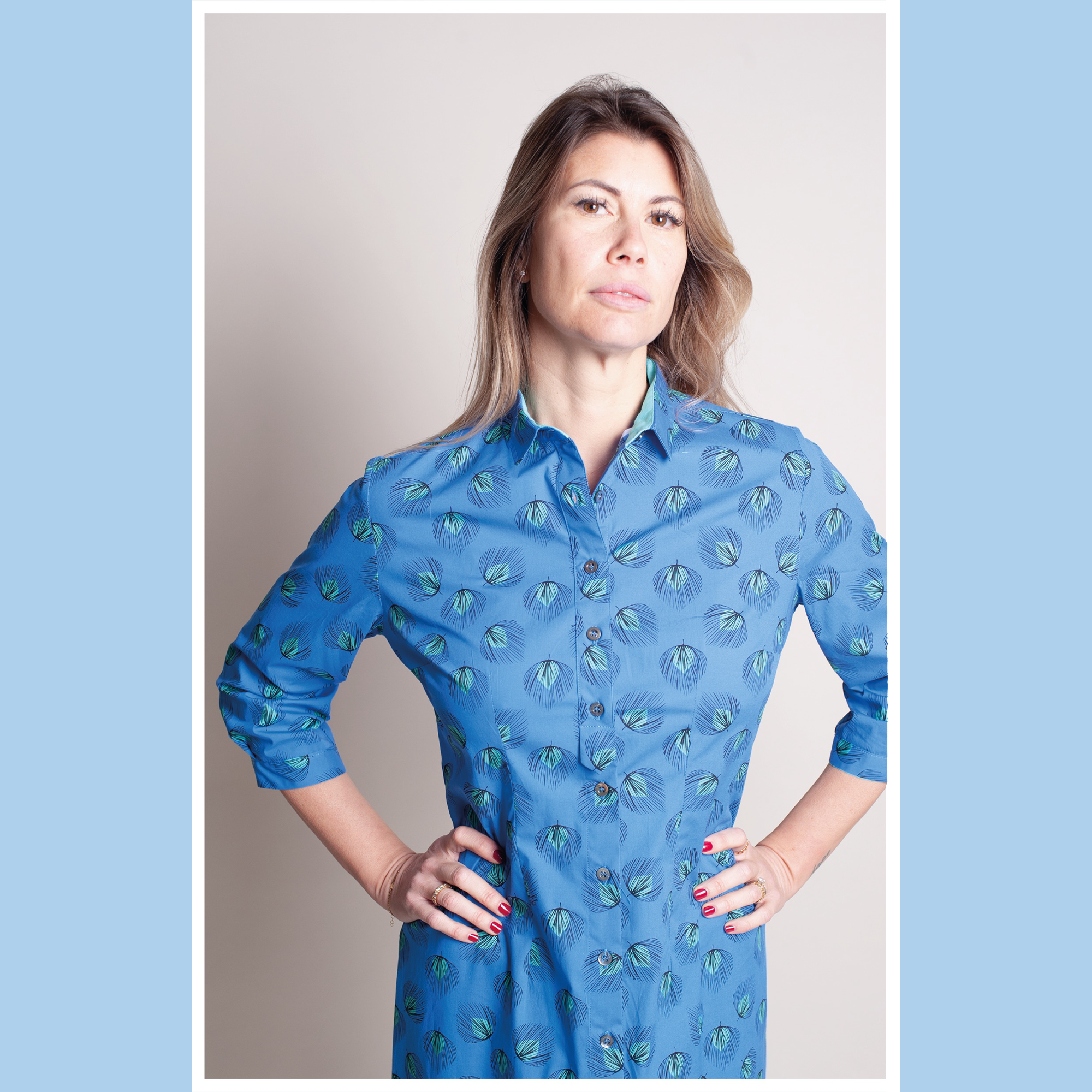 Classic Italian hand-made, top-quality woman's buttoned-down shirt dress. Crafted from fine Italian fabrics, with 3/4 sleeves.