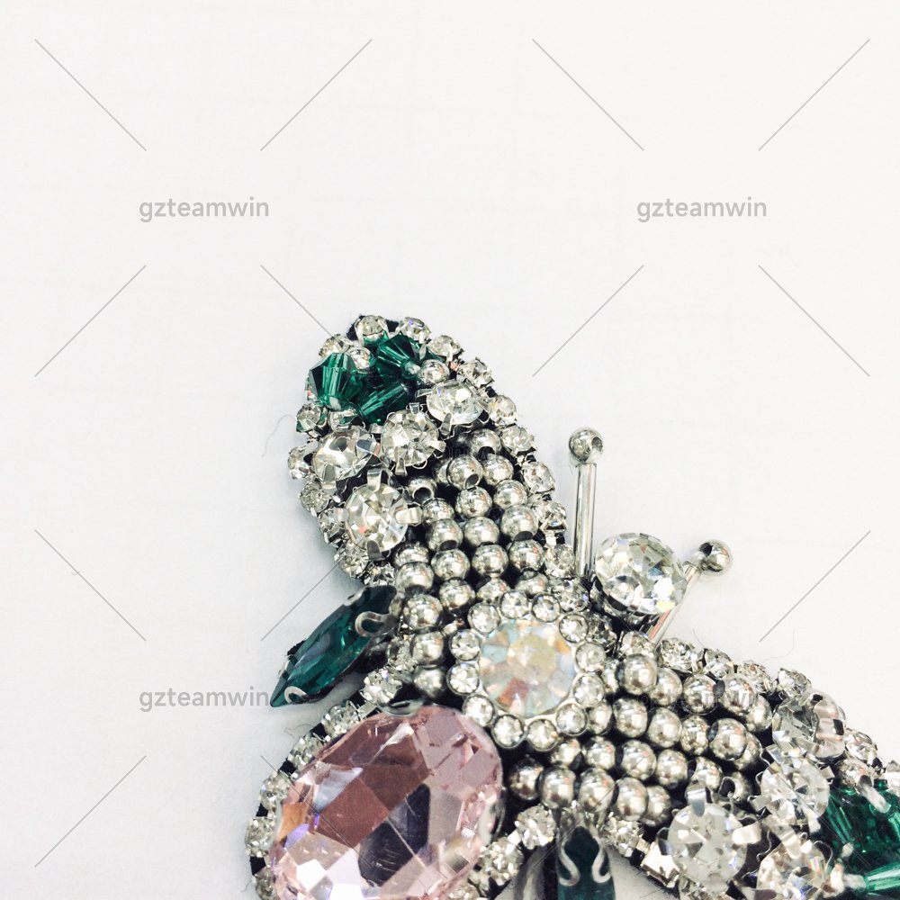Custom Handmade Crystal Rhinestone beaded Patches Bee Sew on Crystal pearl patch for clothes beaded Applique cute patch