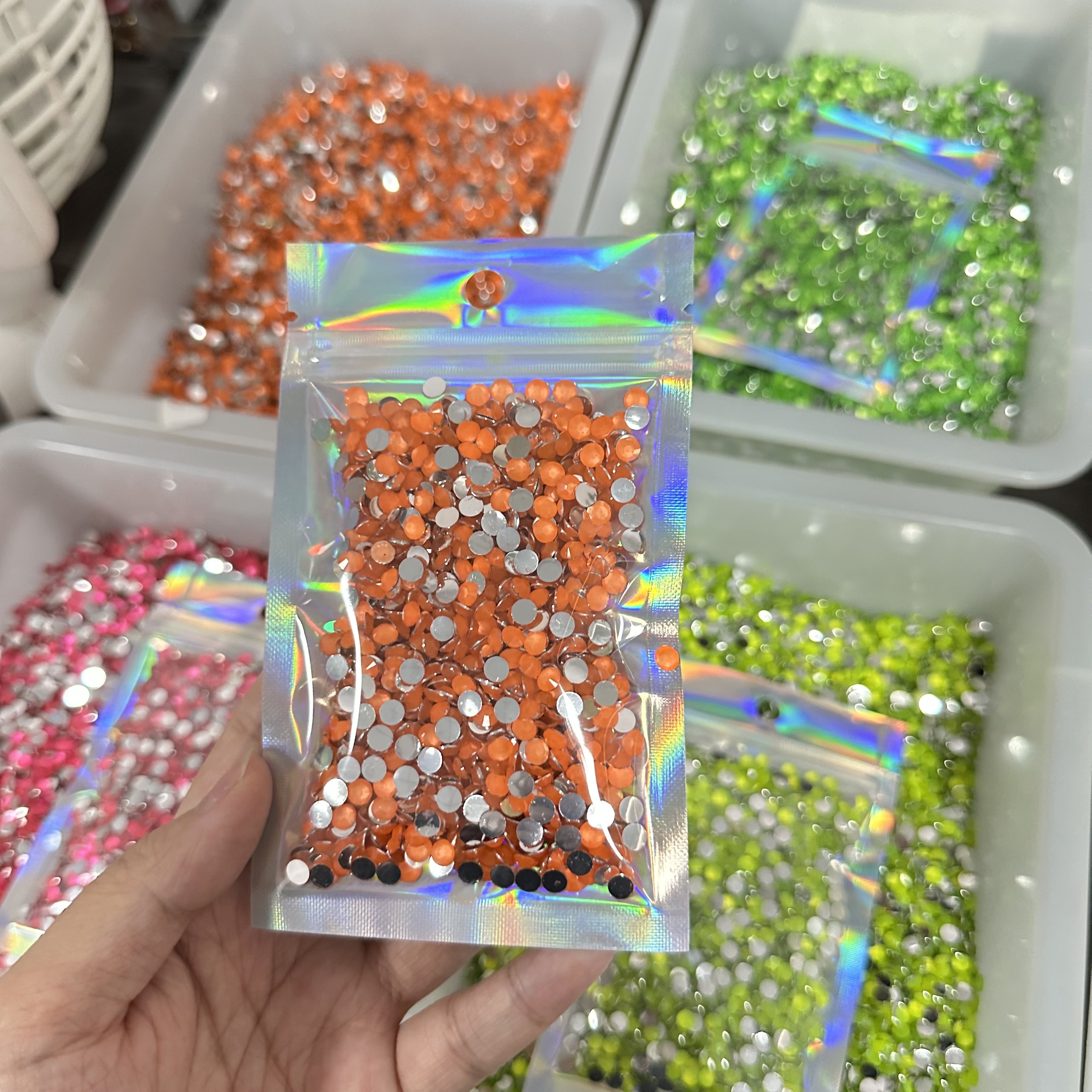 WHATSTONE Wholesale 3mm 4mm 5mm Silver Bottom Neon Color Non Hotfix Flatback Neon Resin Rhinestones Glow under UV