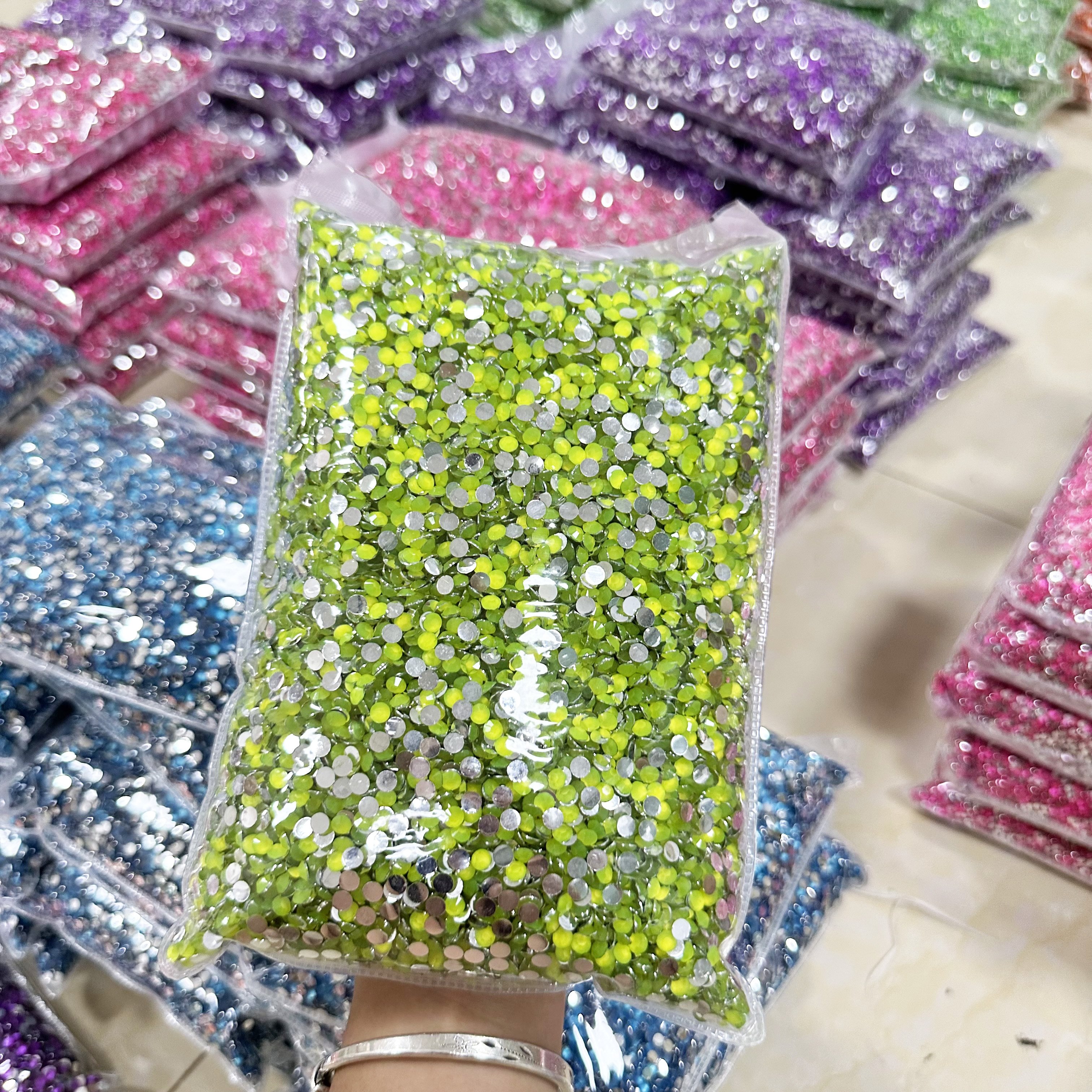 XULIN New Neon Color Glow Under UV 3mm 4mm 5mm Neon Jelly Resin Rhinestone In Bulk Package For Tumbler Decoration