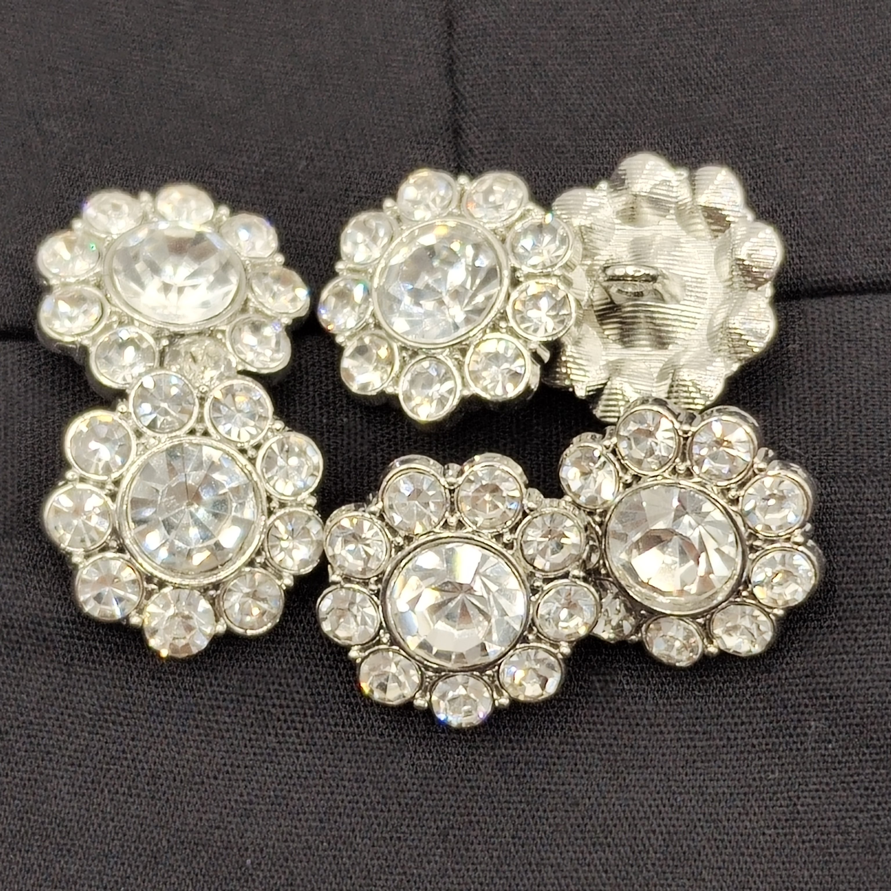 Custom 18mm Available High Quantity Rhinestone Button Alloy Thread Cristal Button For Ladies Cardigan