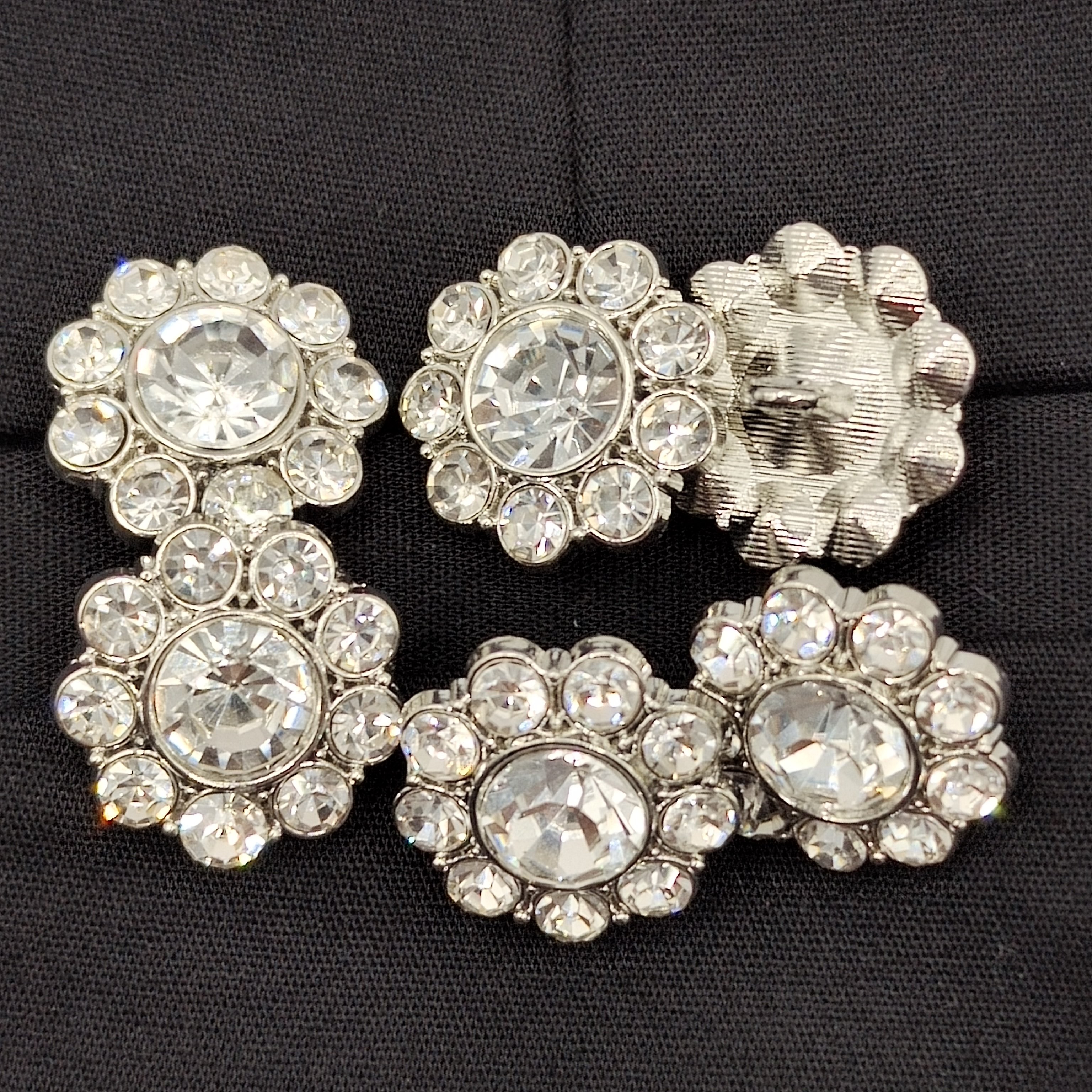 Custom 18mm Available High Quantity Rhinestone Button Alloy Thread Cristal Button For Ladies Cardigan
