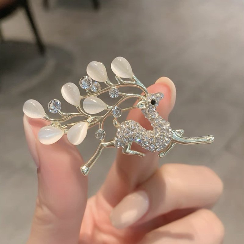 New Fashion rhinestones badges Brooch pin Simple Temperament Exquisite badges with rhinestones for Luxury clothes