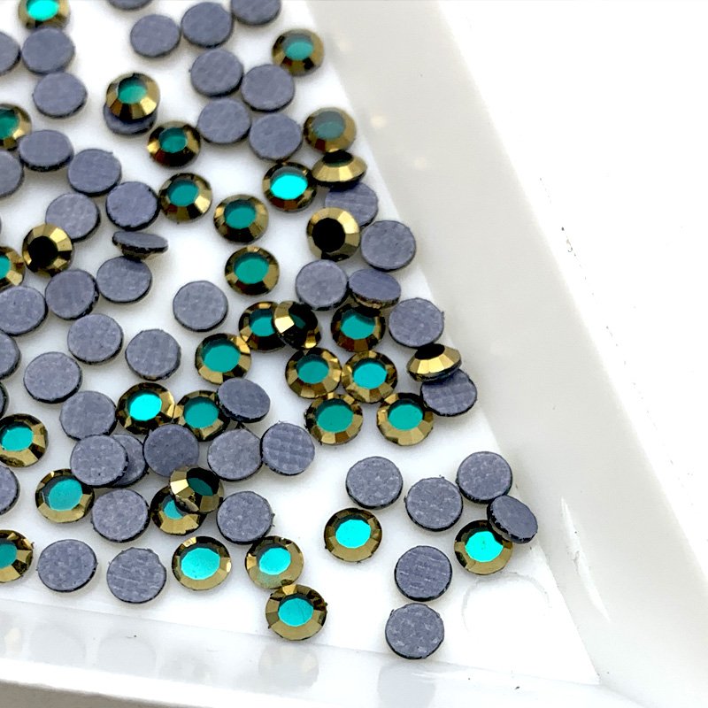 China factory directly wholesale bulk packing ss10 emerald green hot fix rhinestone for garments