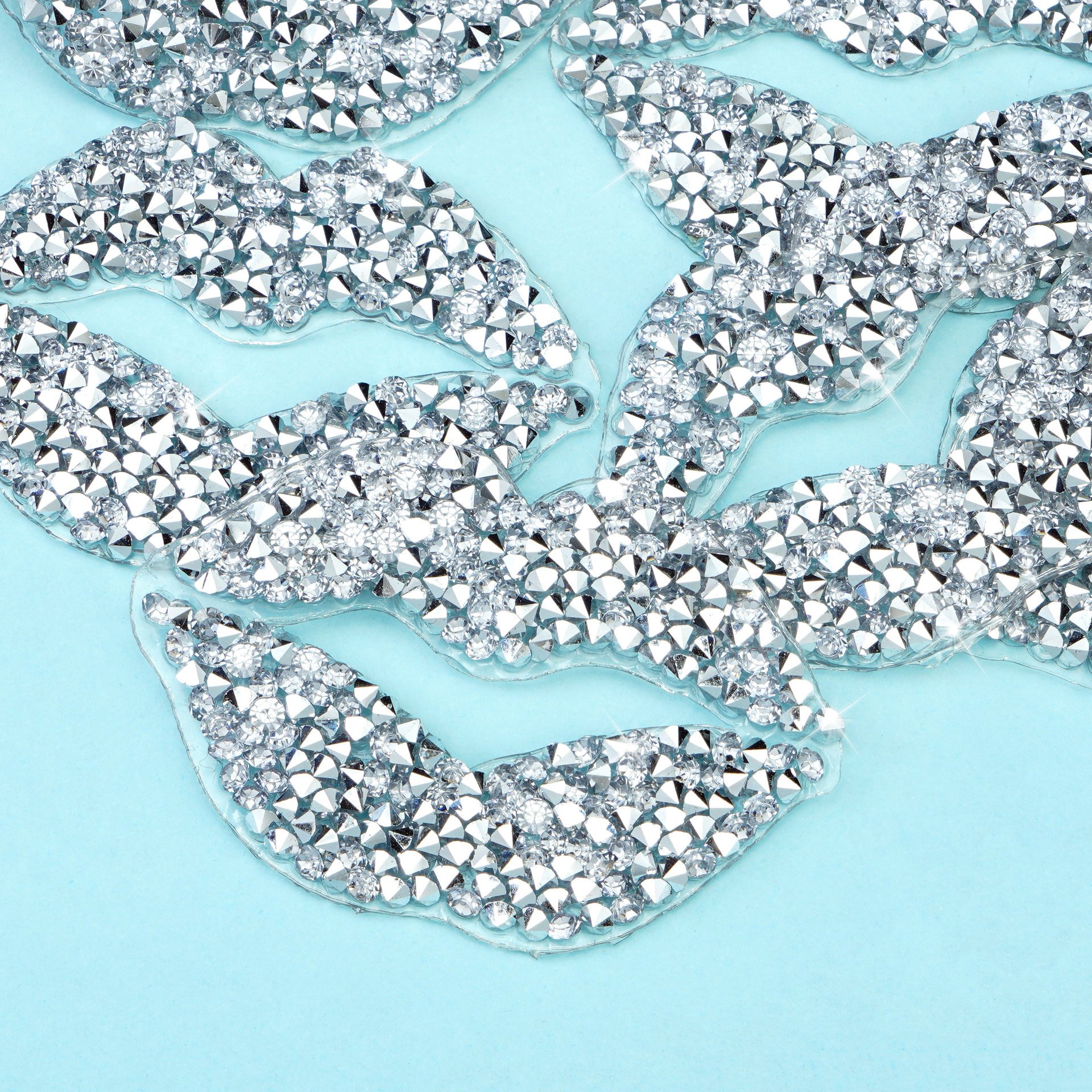 Popular Women Rhinestone Hat Bag Patches Heat Press Small Silver Shiny Lips Iron on Patches for Children Dress Clothing.