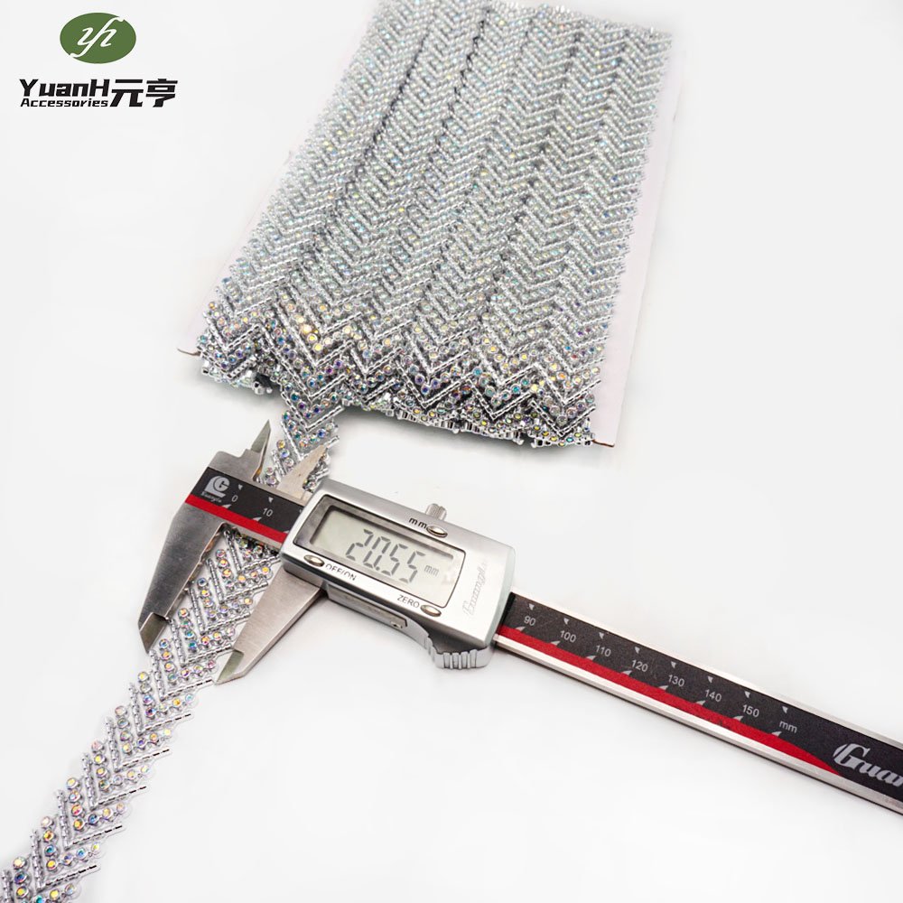 Luxury silver 20mm acrylic crystal trimming modern plastic rhinestone chain for DIY shoes bags garment decor
