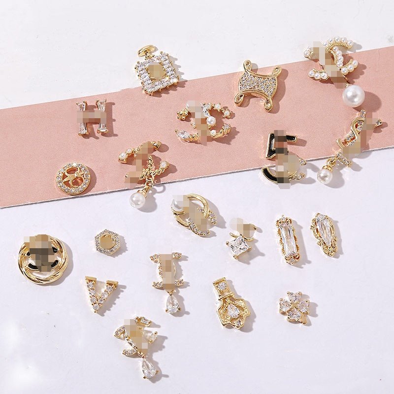 2023 Kawaii Metal 3D Logo Zircon Nail Charms Luxury Brand Name Designer Logo Nail Art Rhinestone Charms Crystal Nail Decoration