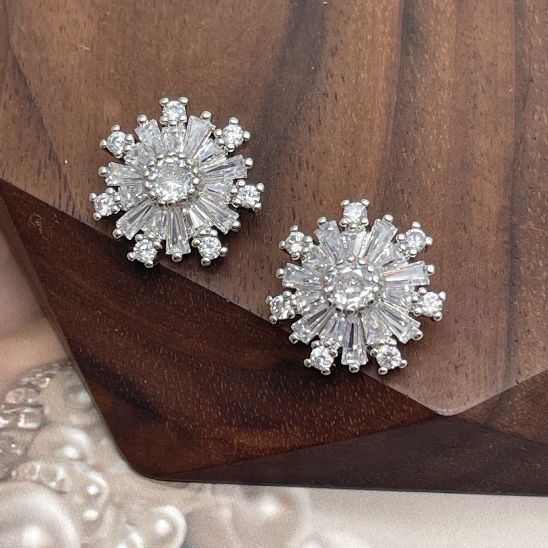 Luxury White CZ Diamond Snowflake Button Sew Shirts Fine 26L Rhinestone Zircon Buttons For Women Clothing Accessories Making