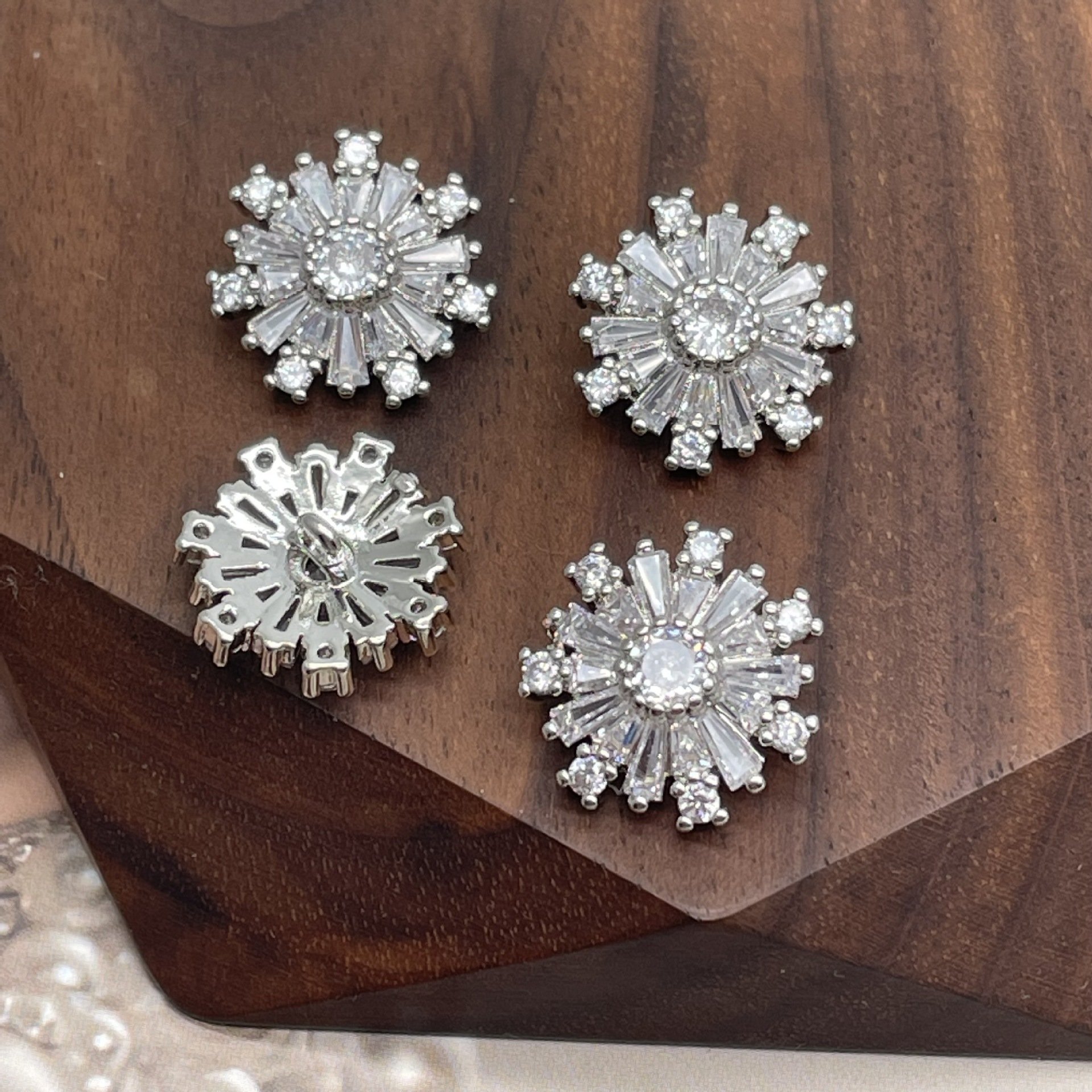 Luxury White CZ Diamond Snowflake Button Sew Shirts Fine 26L Rhinestone Zircon Buttons For Women Clothing Accessories Making