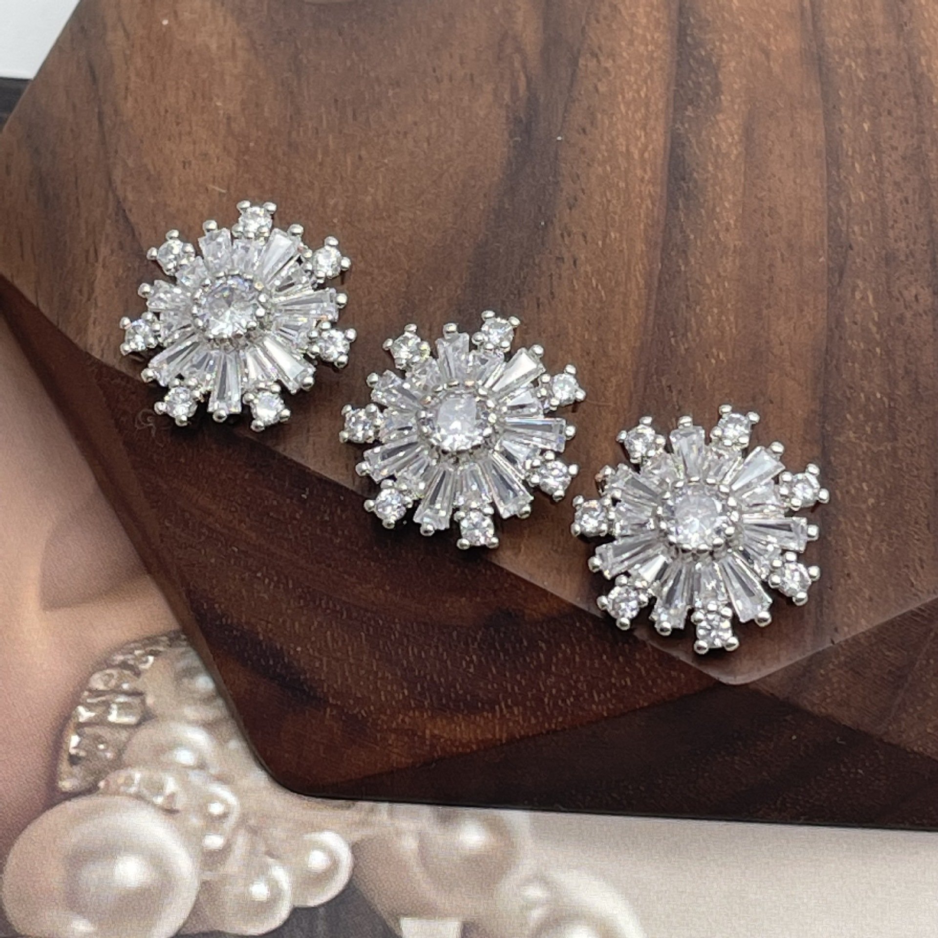 Luxury White CZ Diamond Snowflake Button Sew Shirts Fine 26L Rhinestone Zircon Buttons For Women Clothing Accessories Making