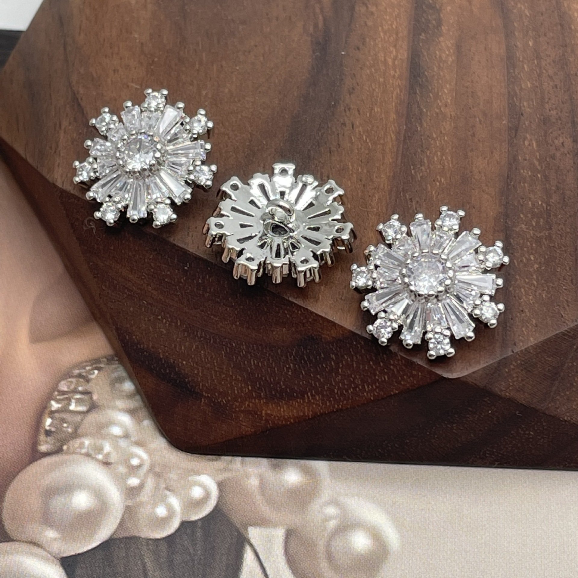 Luxury White CZ Diamond Snowflake Button Sew Shirts Fine 26L Rhinestone Zircon Buttons For Women Clothing Accessories Making