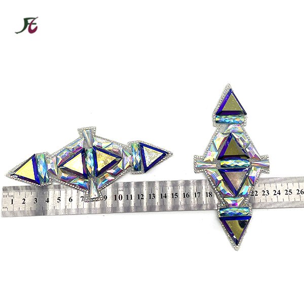 2024 Iron-on Iridescent triangle Resin Rhinestone Appliques Fancy Rhinestone Patches for Carnival Costumes headpiece Decoration