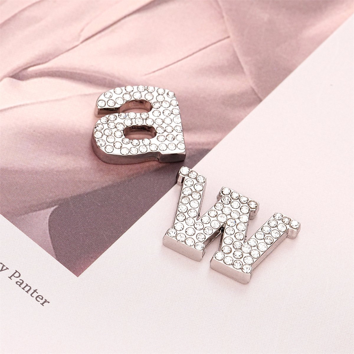 Luxury Full Diamond Initial Letter Button For Dresses Trendy Shiny Rhinestone Alphabet W Hand Sewing Crystal Buttons Wholesale