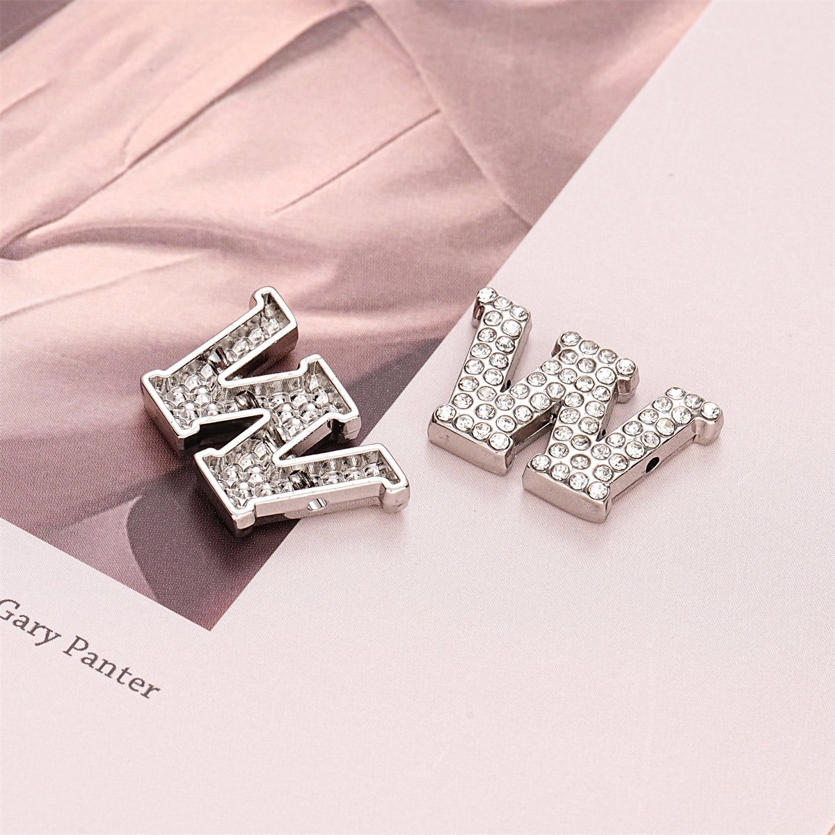 Luxury Full Diamond Initial Letter Button For Dresses Trendy Shiny Rhinestone Alphabet W Hand Sewing Crystal Buttons Wholesale