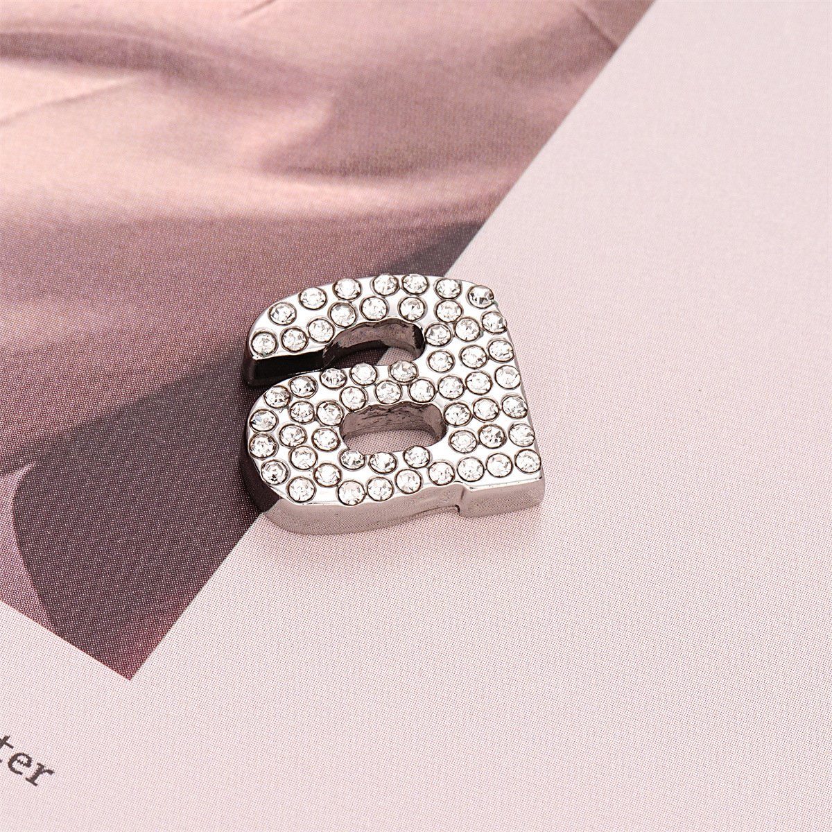 Luxury Full Diamond Initial Letter Button For Dresses Trendy Shiny Rhinestone Alphabet W Hand Sewing Crystal Buttons Wholesale