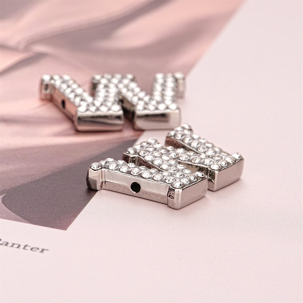 Luxury Full Diamond Initial Letter Button For Dresses Trendy Shiny Rhinestone Alphabet W Hand Sewing Crystal Buttons Wholesale