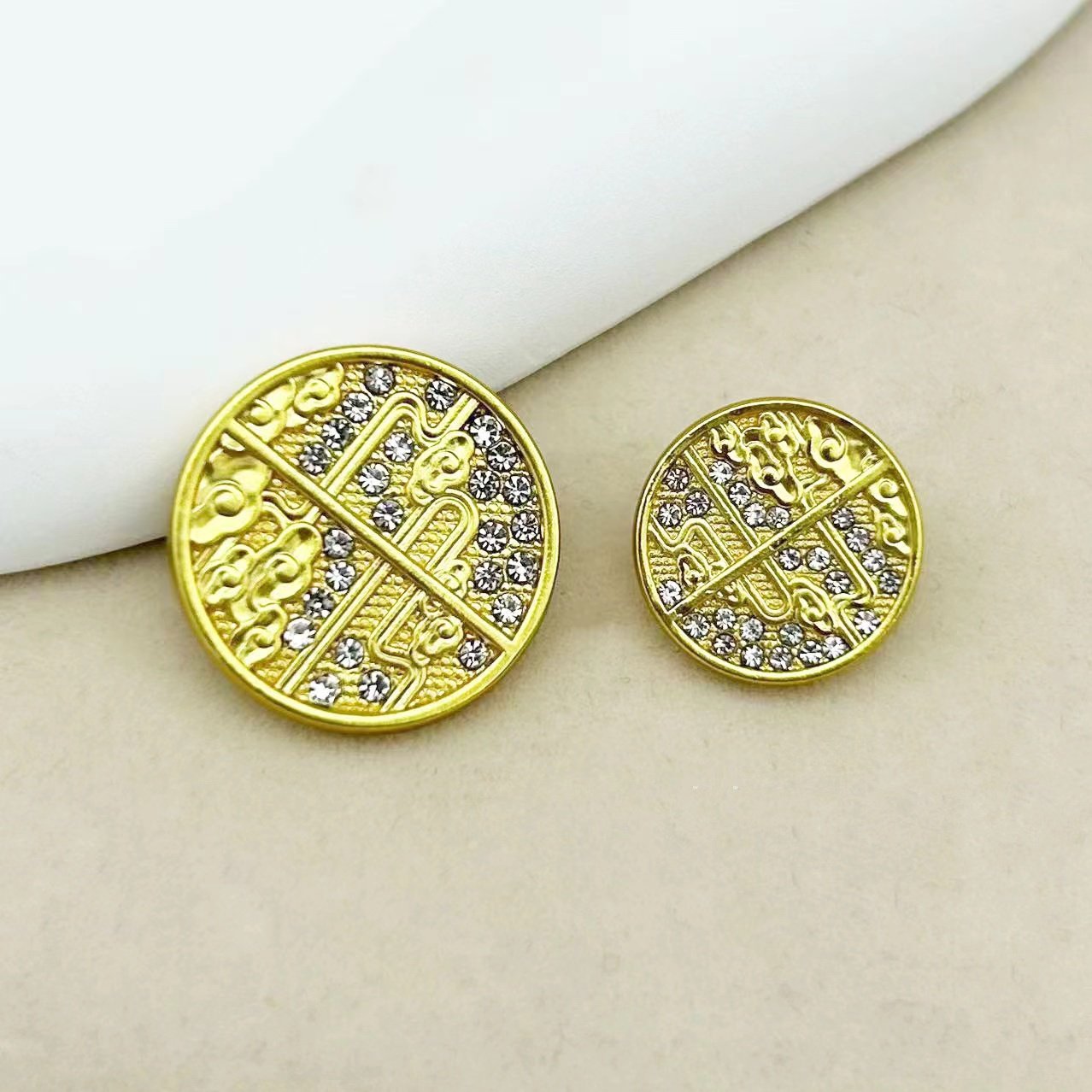 New Fashion Round Shape Engraving Design Rhinestone Metal Button With Zinc Alloy Shank Buttons For Clothes