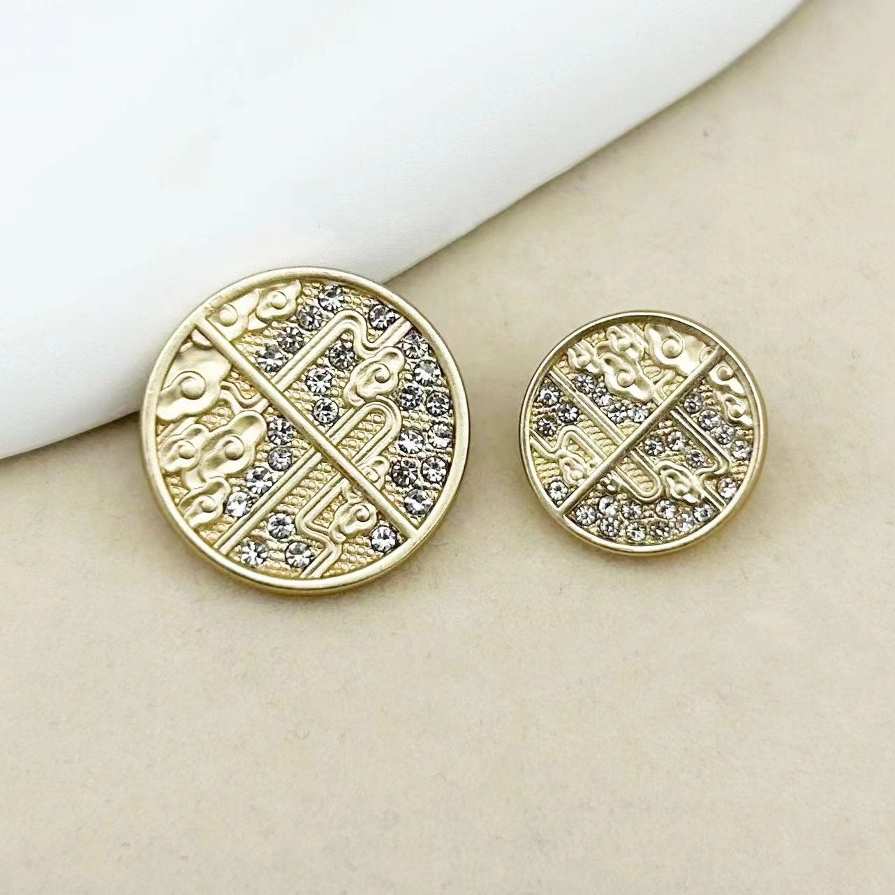 New Fashion Round Shape Engraving Design Rhinestone Metal Button With Zinc Alloy Shank Buttons For Clothes