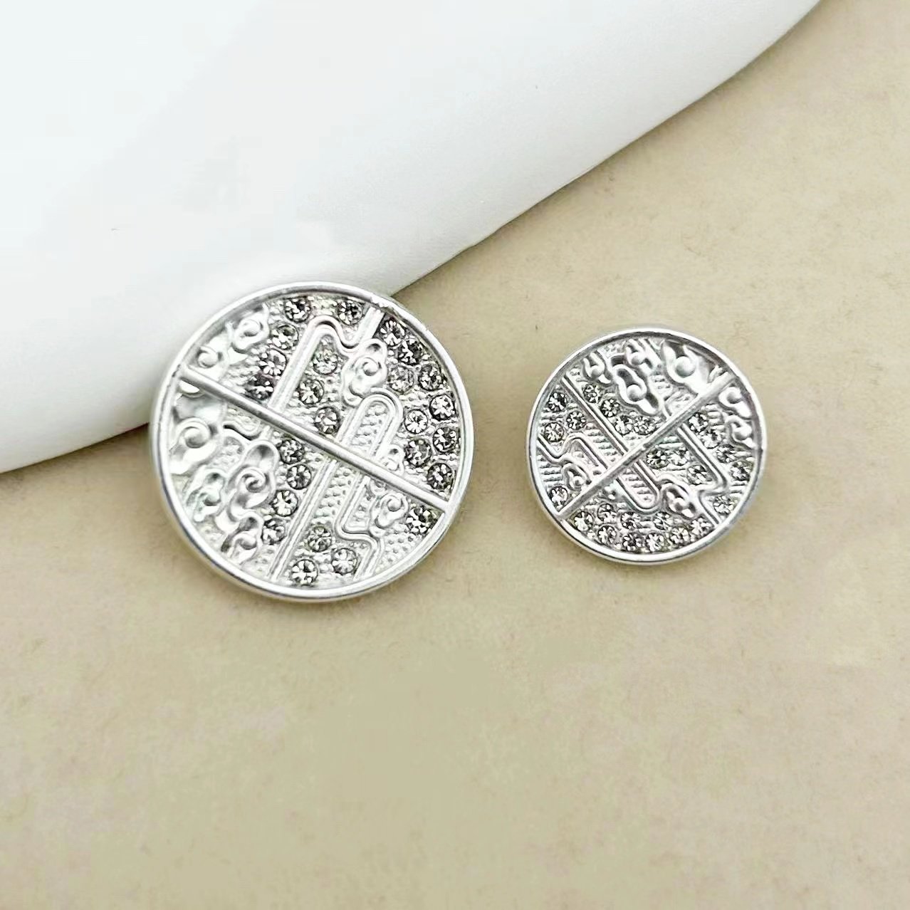 New Fashion Round Shape Engraving Design Rhinestone Metal Button With Zinc Alloy Shank Buttons For Clothes