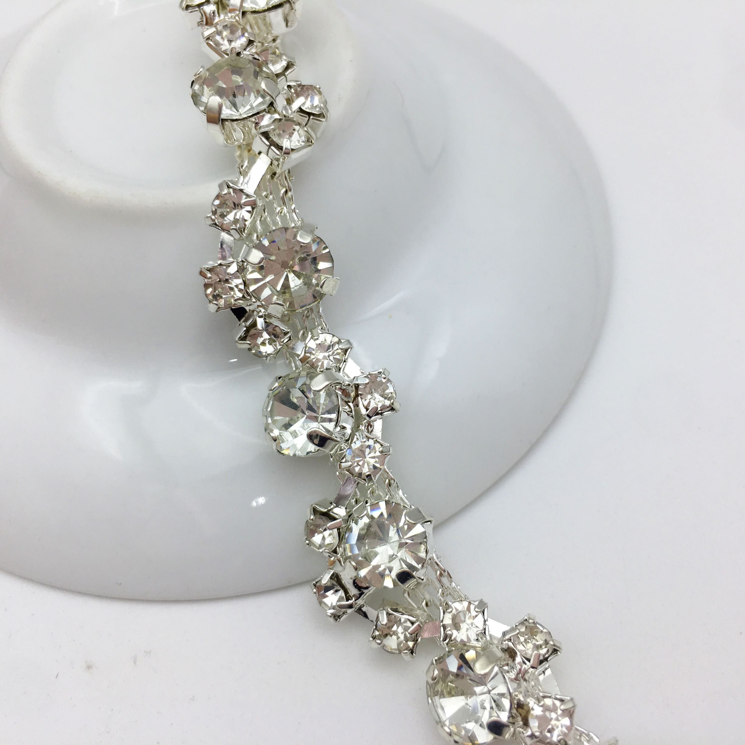 SINRONG High Quality S-Shape Crystal Rhinestone Chain Motif Rhinestones for Dresses Clothes Metal round Shape