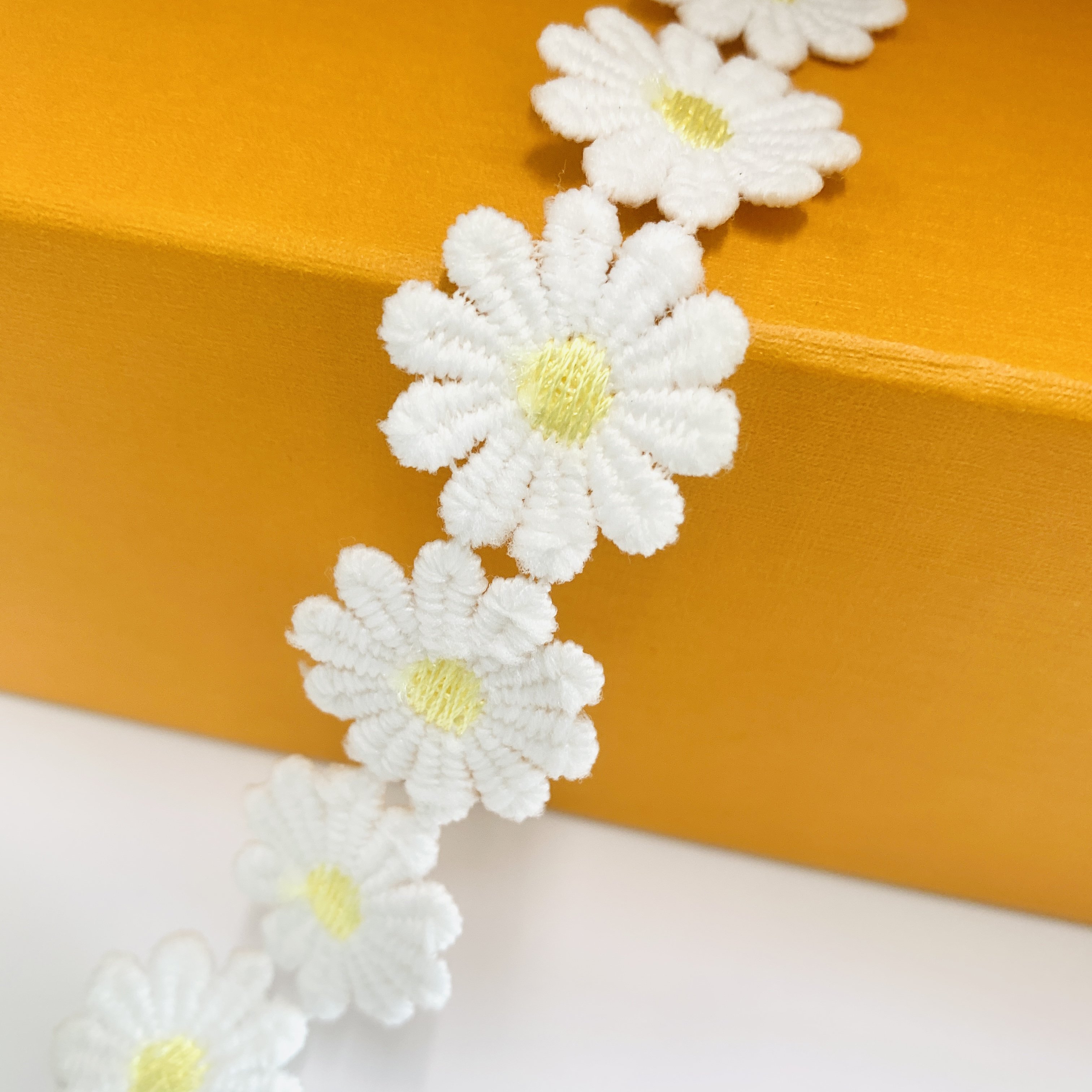 Wholesale factory crochet 2cm wide flower lace ribbon white lace trim for women clothing curtain appliques and trimmings