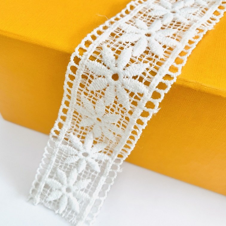 Wholesale factory crochet 2cm wide flower lace ribbon white lace trim for women clothing curtain appliques and trimmings