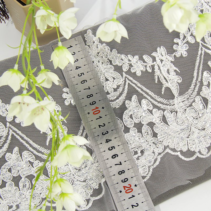 The new fashionable pure white lace trim is elegant, grand, high-end and exquisite.