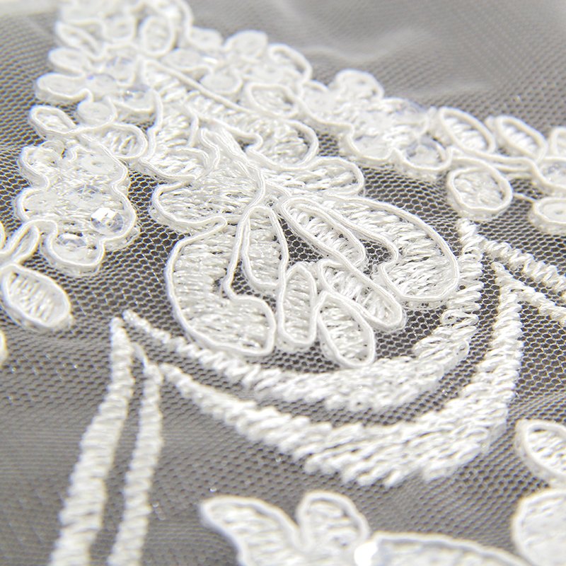 The new fashionable pure white lace trim is elegant, grand, high-end and exquisite.
