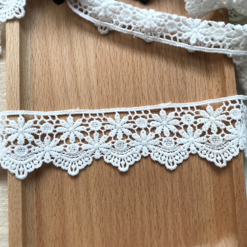Free Sample White Border Guipure Lace Trim Cotton Embroidery Lace Trim For Clothing