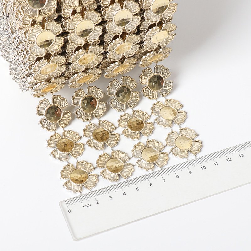Wholesale 4 Row Golden Plastic Flower Rhinestone Shiny Appliques Trimmings Curtain Trim Mesh For Clothing Accessories