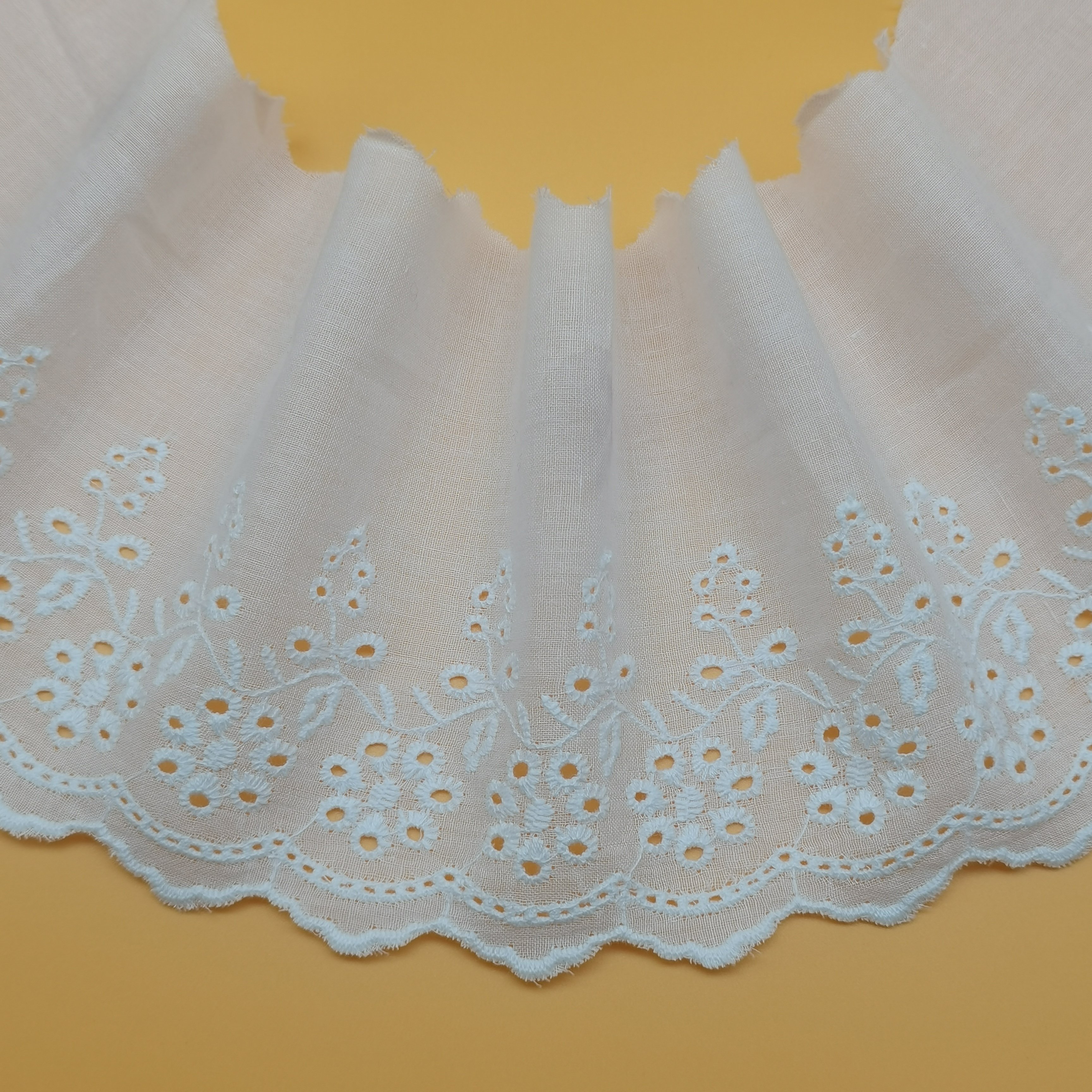 Low Price 100% Cotton White Lace Fabric with Embroidery Decorative Trim for Women's Clothing