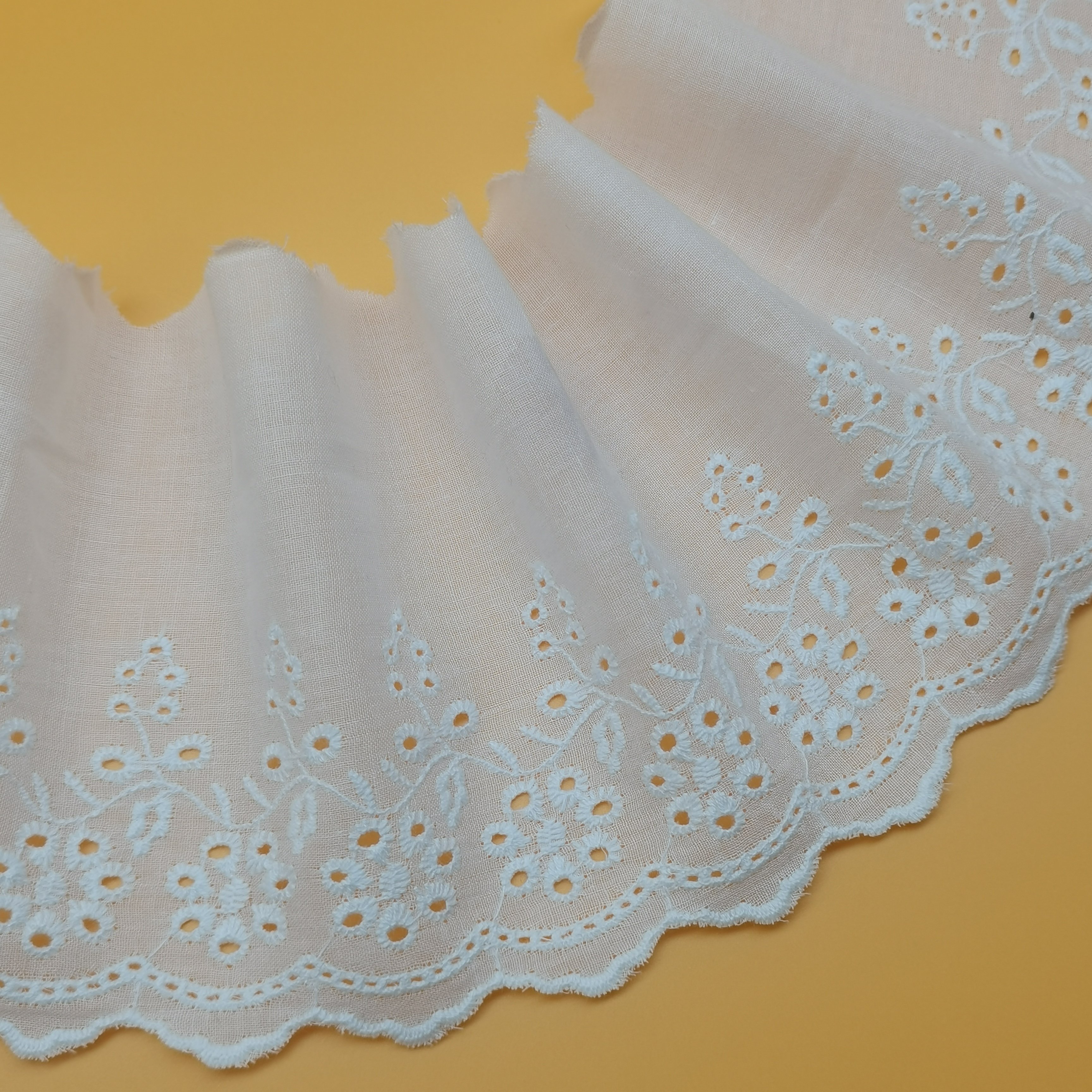 Low Price 100% Cotton White Lace Fabric with Embroidery Decorative Trim for Women's Clothing